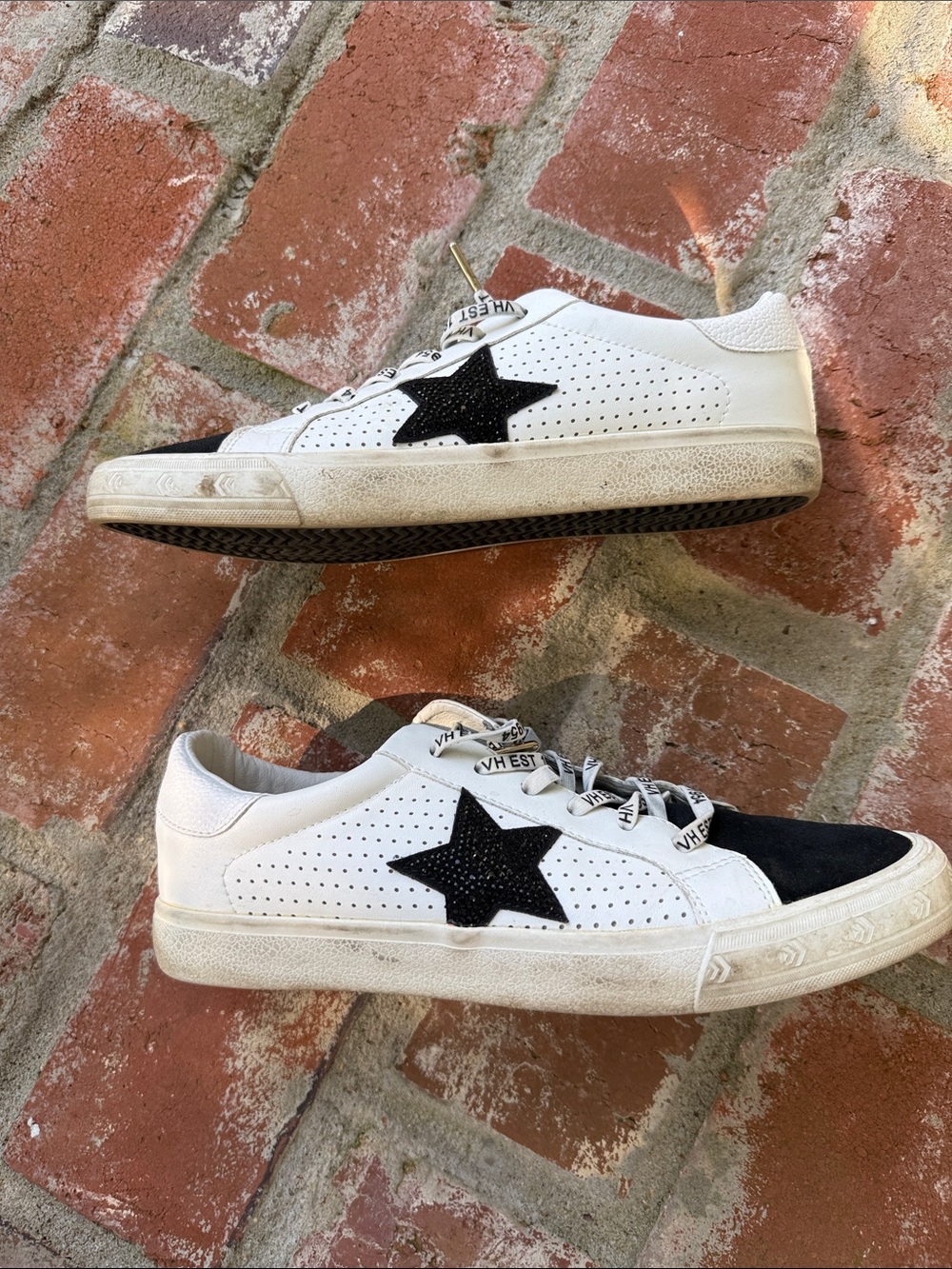 Vintage Havana White and Black Low-Top Sneakers - Picture 4 of 4